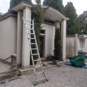 manutenzione di una cappella cimiteriale, potatura cipressi