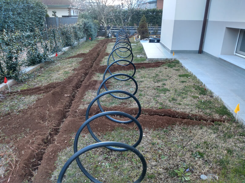 scavi impianto d'irrigazione in giardino
